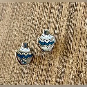 Vintage women’s Southwestern style small pot/vase earrings teal and silver color